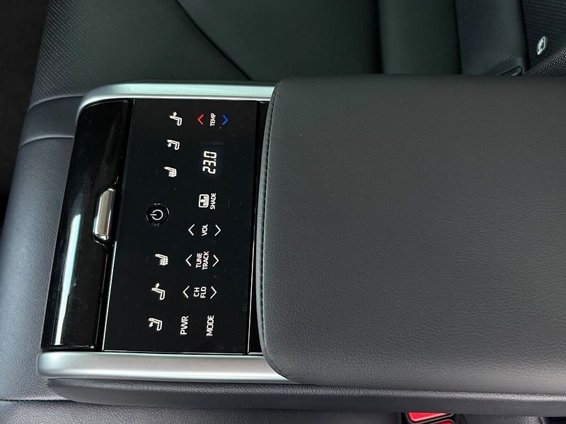 Toyota Camry 2,5 Hybrid  Executive VIP - fotka 16 z 20
