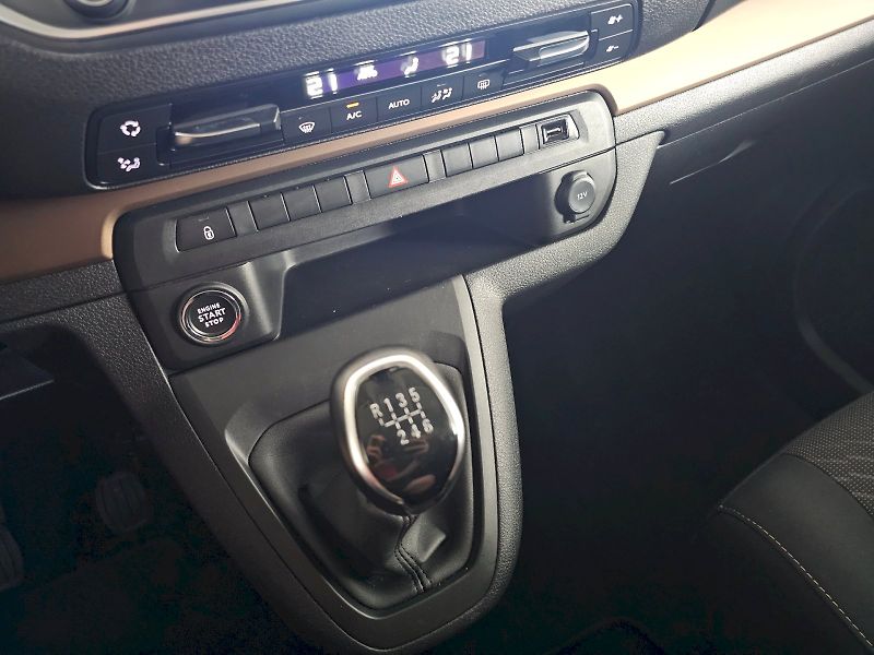 Toyota ProAce Verso (2024) 2.0D 106kW FAMILY 8S WEBASTO - fotka 28 z 35