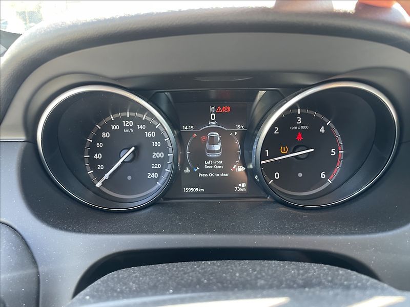 Land Rover Discovery Sport 2,0 TD4 132kw AWD Pano 7mist T - fotka 17 z 35