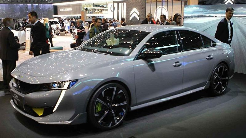 Peugeot 208 při premiéře v Ženevě ukázal naráz běžnou i elektrickou verzi