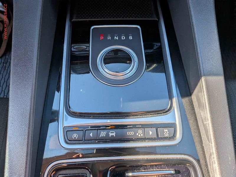 Jaguar F-Pace (2016) 2.0D 4x4, ČR, AT, navi, bixen - fotka 17 z 17
