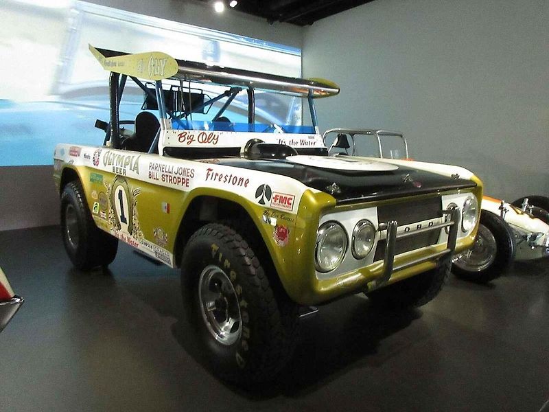 Parnelli Jones za volantem vozu Ford Mustang Boss 302.