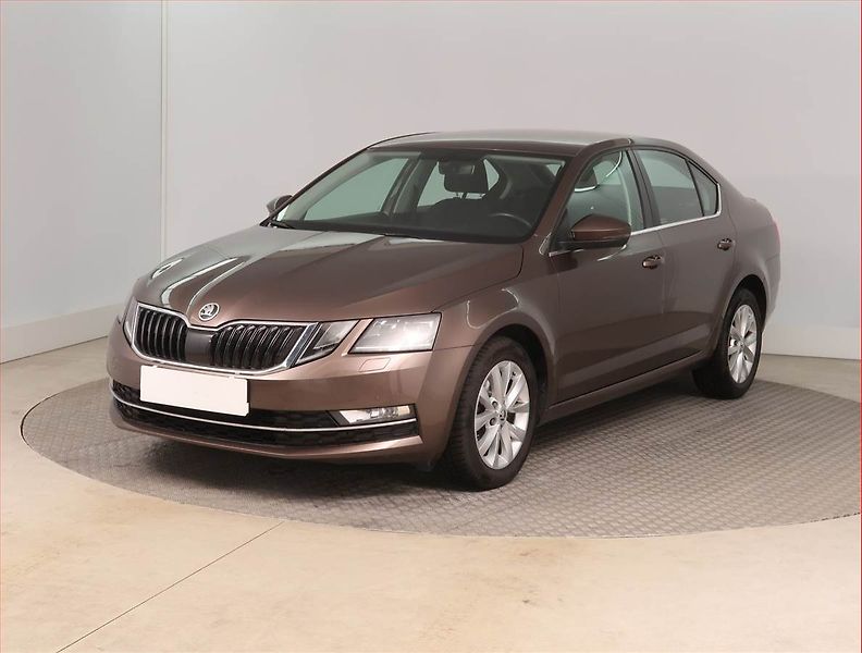 Škoda Octavia (2019) Ambition Plus 1.5 TSI - fotka 2 z 15