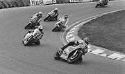 Další snímek ze závodu třídy do 500 ccm. Mamola jede v čele skupinky s číslem 2 při Velké ceně Holandska 1980.