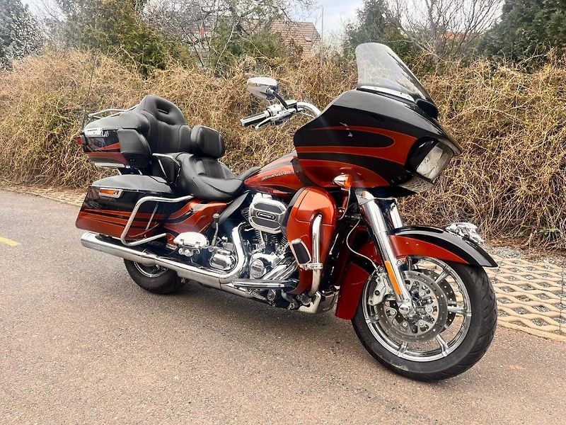 Harley-Davidson FLTRU Road Glide Ultra 1750 (2014) FLTRUSE Road Glide Ultra CVO R - fotka 1 z 16