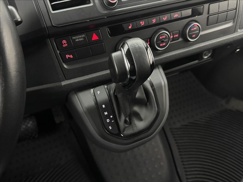 Volkswagen Caravelle 2,0 110kW DSG NZTOP LONG TZ - fotka 22 z 39