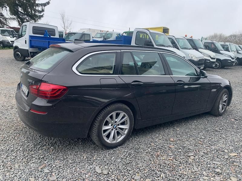 BMW Řada 5 (2013) 520d - fotka 4 z 12