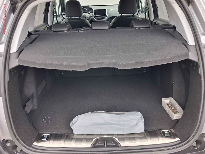 Peugeot 2008 (2018) 1.2 PT, ČR, Allure, park. - fotka 7 z 20