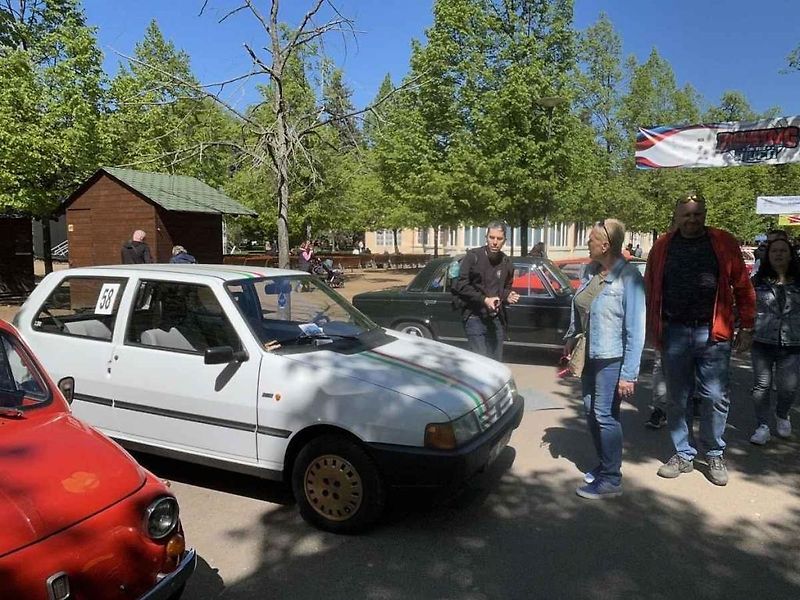 Kolonádu ovládla italská auta, na náměstí se dala ochutnat jihoevropská jídla.