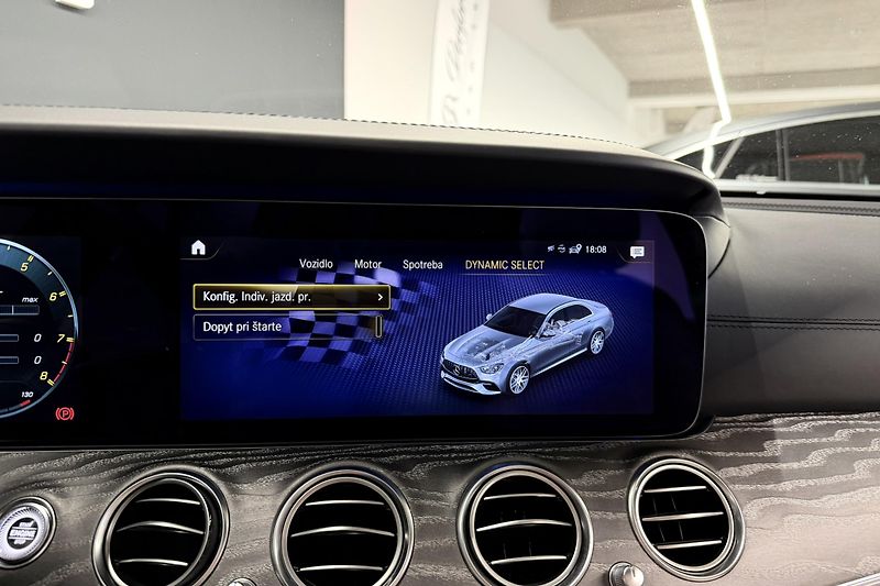 Mercedes-Benz Třídy E (2021) E 63s AMG 4Matic+ V8 Biturbo - fotka 88 z 124