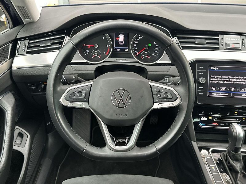 Volkswagen Passat Variant (2023) 2.0 TDI 4Motion DSG R-Line - fotka 6 z 35