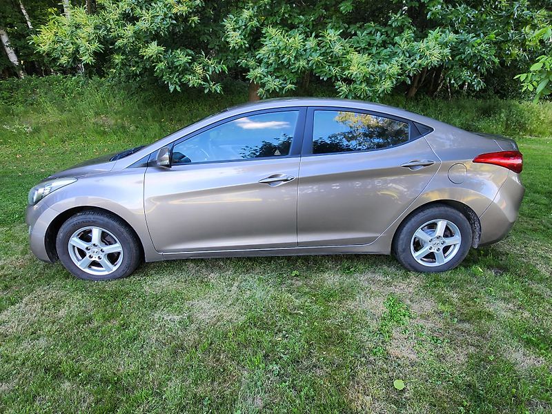 Hyundai Elantra (2012) Comfort 1,6/97kW - fotka 2 z 13