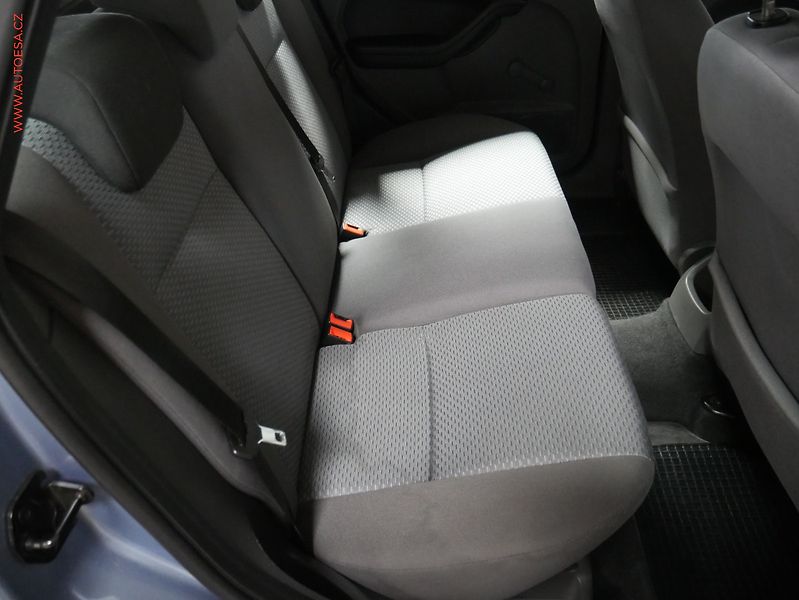 Ford Focus (2006) 2.0 TDCi, AC, výhřev sed - fotka 11 z 17