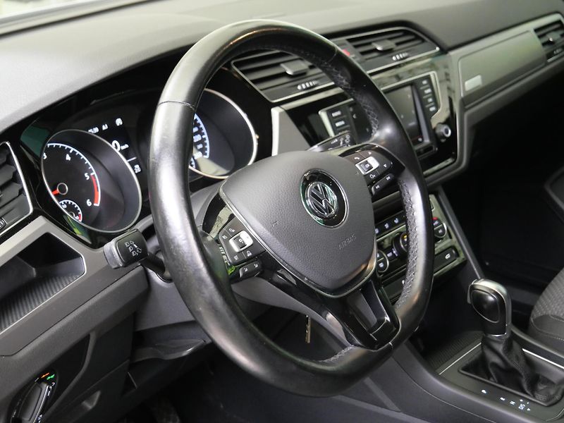 Volkswagen Touran - fotka 14 z 26