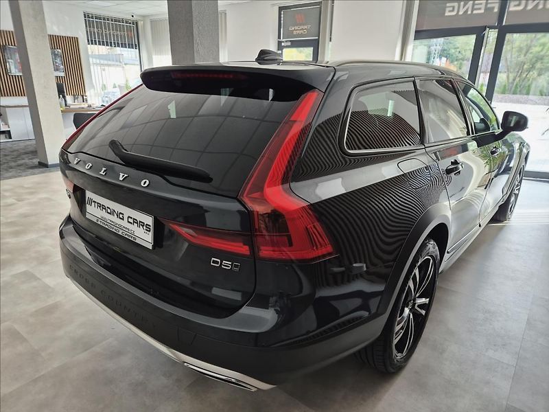 Volvo V90 CC D5 AWD Drive-E Pro POLESTAR - fotka 8 z 46