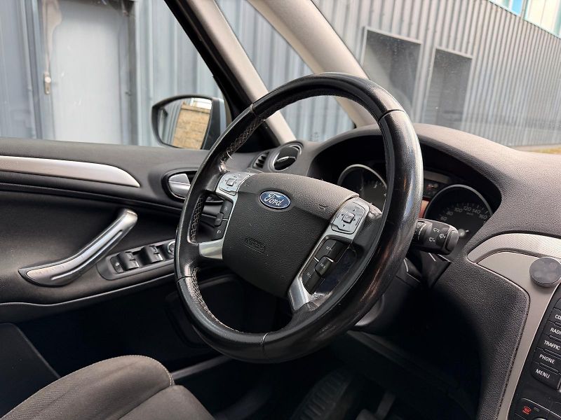 Ford S-MAX 2,0 TDCi 7- místný/ pneu / - fotka 21 z 25