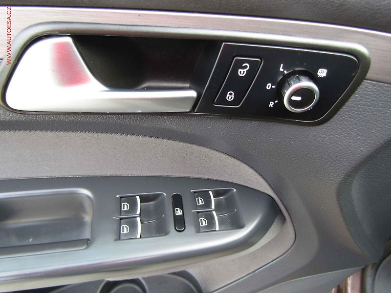 Volkswagen Touran (2011) 1.4 TSi, AC, výhřev sed - fotka 12 z 20