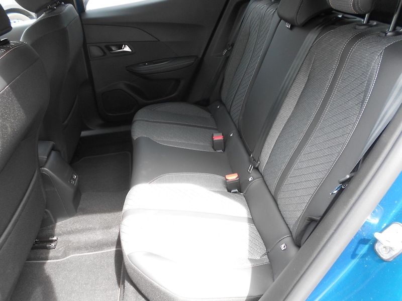 Peugeot 2008 ALLURE 1,2 AT8 adaptivní temp. - fotka 12 z 13