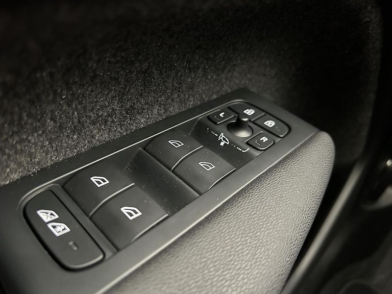 Volvo XC40 2.0 B3 CORE - fotka 25 z 28