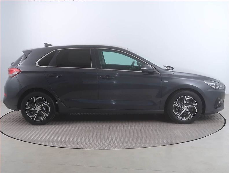 Hyundai i30 (2021) Family 1.5 T-GDI MHEV - fotka 6 z 16