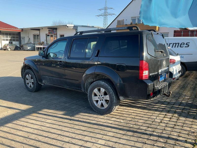 Nissan Pathfinder 2.5dCi Comfort - fotka 5 z 13