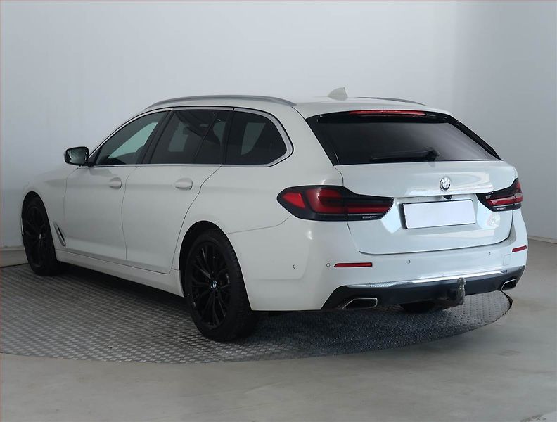 BMW Řada 5 (2020) 530d xDrive - fotka 4 z 15