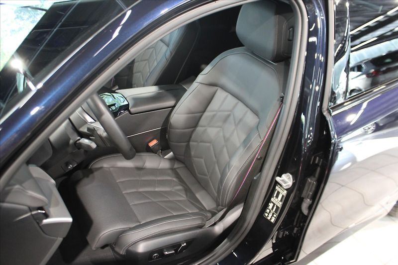 BMW Řada 5 520d xDrive M Sport Pro DAProf - fotka 9 z 35