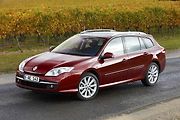 5. Renault Laguna III (2007-2015): Největším problémem třetí Laguny byla hlavně pošramocená pověst, která se přenesla z nepovedené druhé generace. Jenže Francouzi na pokračovateli zapracovali a výsledkem je dobré auto, které nestojí mnoho peněz.