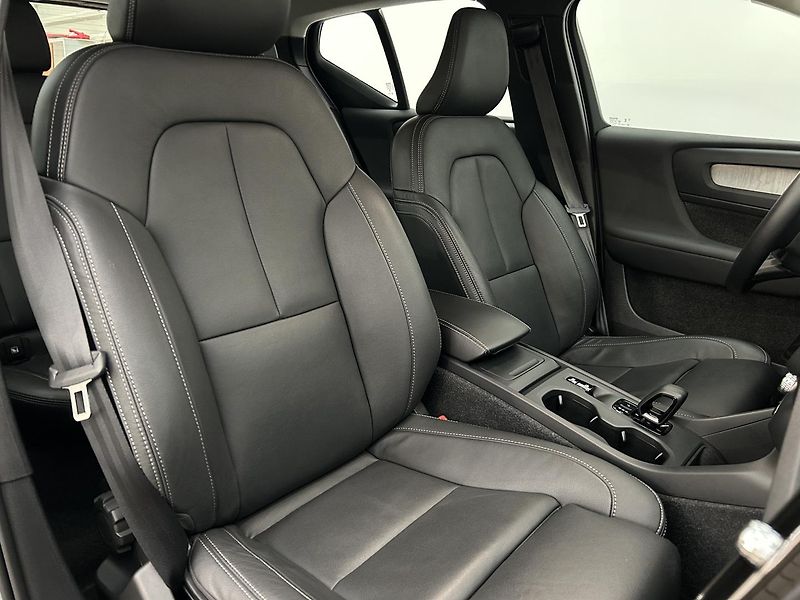 Volvo XC40 2.0 B3 ESSENTIAL - fotka 18 z 30