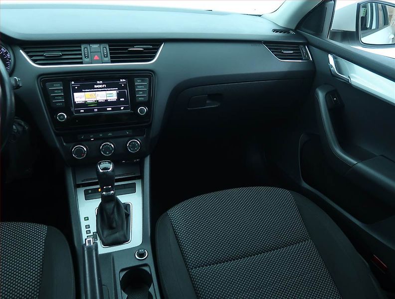 Škoda Octavia (2015) Ambition 1.6 TDI, Automat - fotka 8 z 17