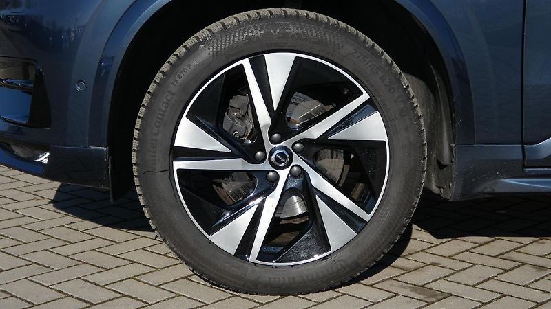 Volvo XC90 B5 AWD R-Design - fotka 24 z 25