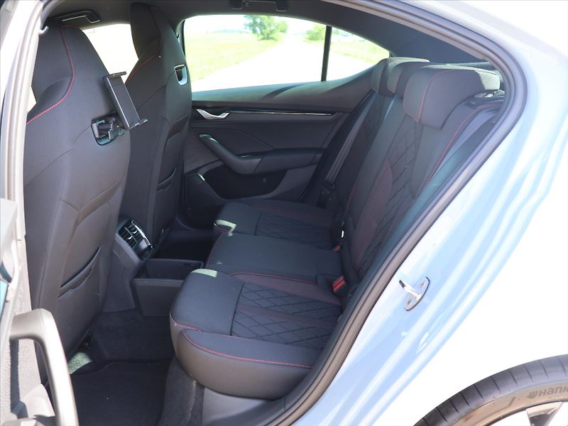 Škoda Octavia 2,0 TSI 195kW DSG RS DPH 1.Maj - fotka 15 z 34