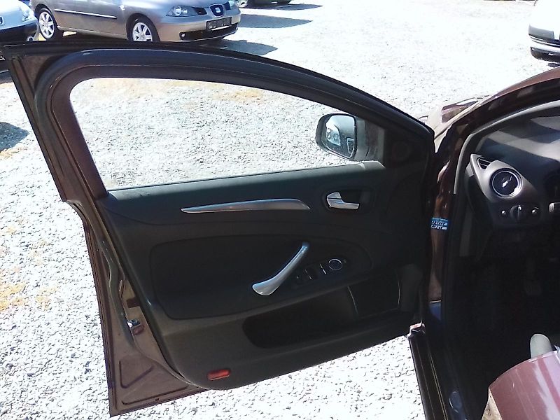 Ford Mondeo (2009) 2.0i 16V Titanium, ser. knížka - fotka 16 z 32