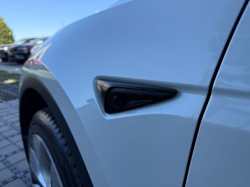 Tesla Model Y Long Range AWD - fotka 6 z 38