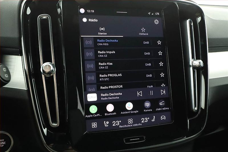 Volvo XC40 (2023) B3 - fotka 9 z 26