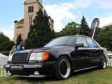 Zajímavá auta jsou k vidění na stánku Mercedesu a AMG.