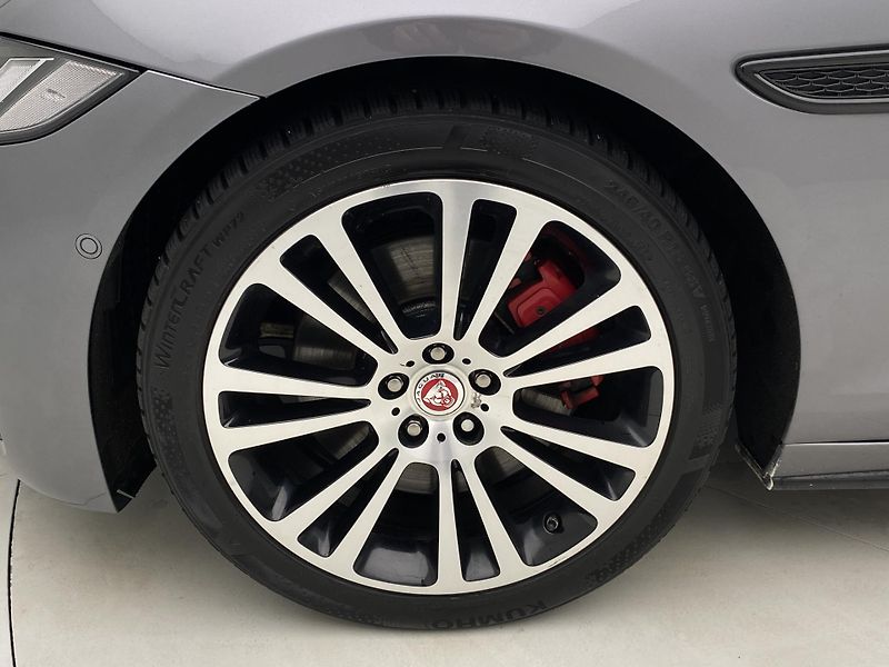 Jaguar XF D200 R-DYNAMIC SE AWD AUT - fotka 33 z 48