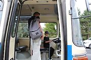 Autobus lákal malé i velké.