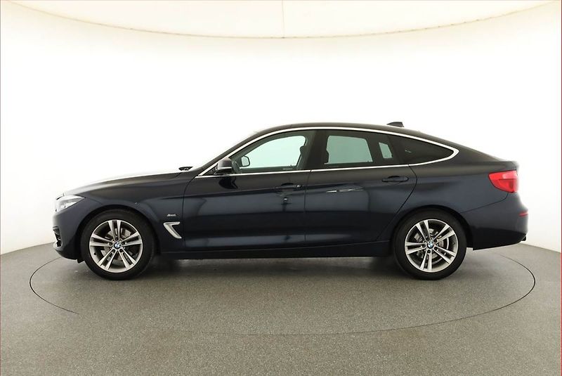 BMW Řada 3 (2018) Sport Line 320d xDrive GT - fotka 3 z 18
