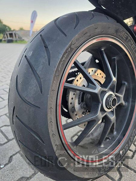 Triumph Speed Triple (2015) - fotka 5 z 19
