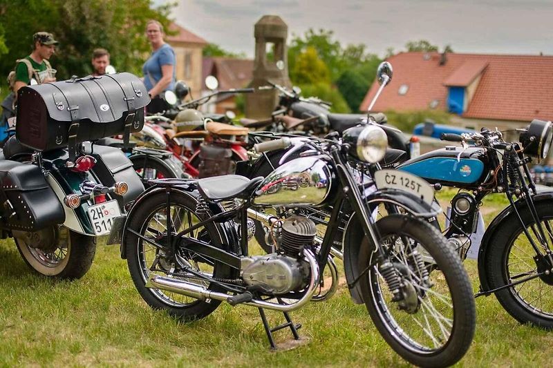 Veteráni ovládli Holovousy. U zámku se představilo na 180 historických exponátů
