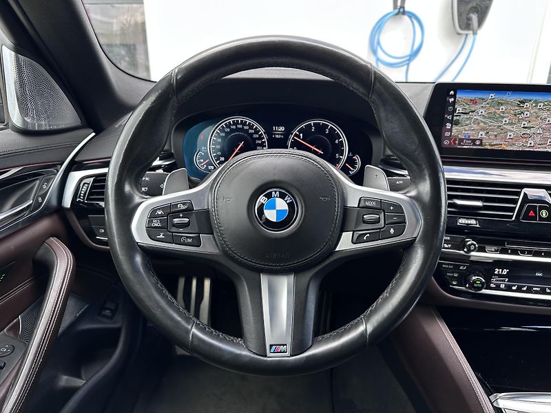 BMW Řada 5 M550d xDrive - fotka 12 z 33
