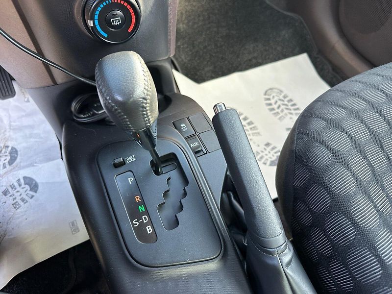 Toyota iQ (2010) 1,0 50Kw  Automat - fotka 17 z 18