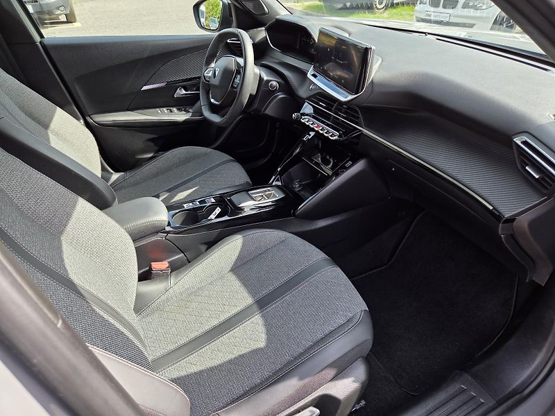 Peugeot 2008 (2024) ALLURE elektromotor 100kW/136 - fotka 12 z 29