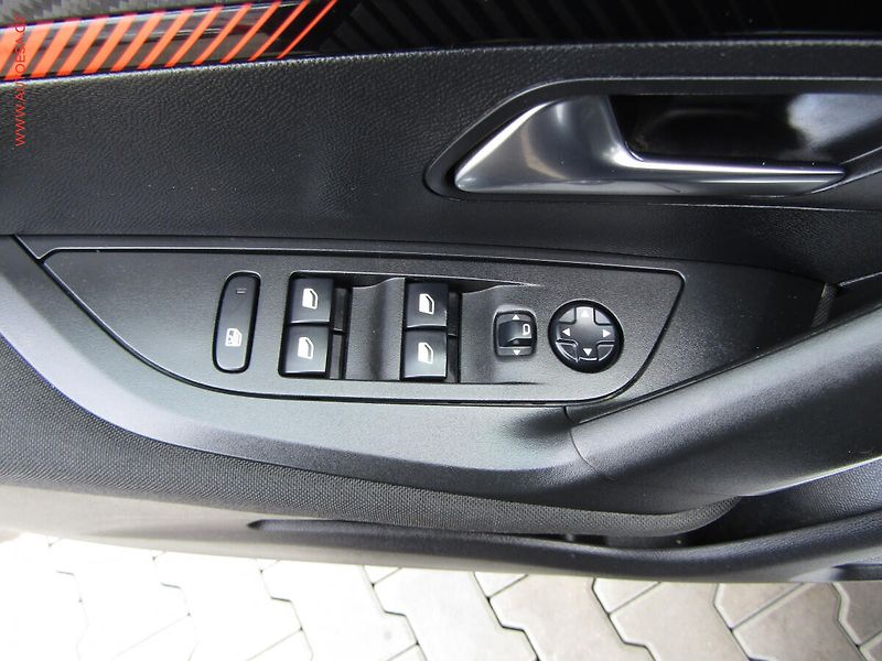 Peugeot 2008 (2020) 1.2 PT, 1.maj,ČR, Active - fotka 11 z 19