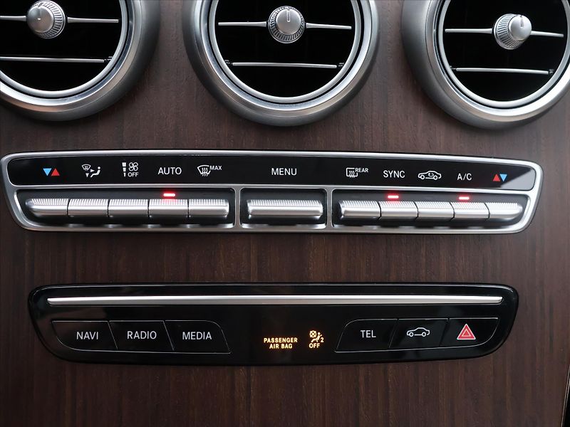 Mercedes-Benz Třídy C 2,0 C300 190kW CZ AMG paket - fotka 26 z 35