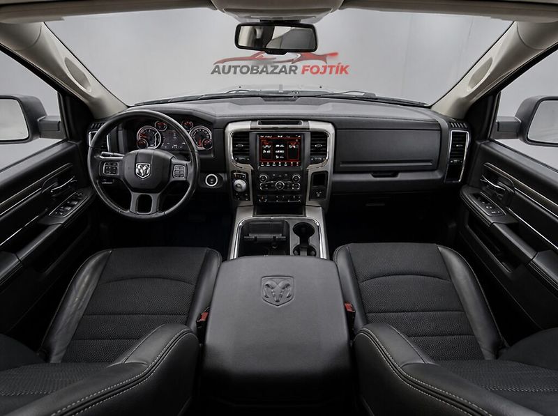 Dodge RAM 1500 (2018) 5.7 HEMI V8 Sport Crew Cab 4×4 - fotka 13 z 24