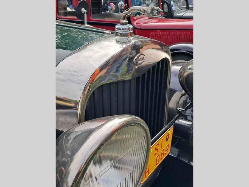 Habrovany cestovaly časem. Park zaplnily historické automobily i motorky.