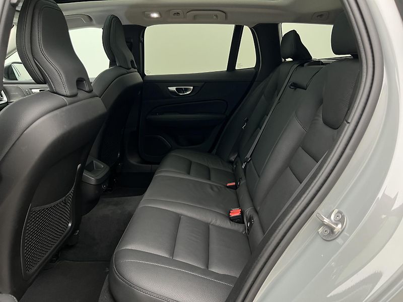 Volvo V60 B4 PLUS DARK AUT 1.maj. - fotka 23 z 47