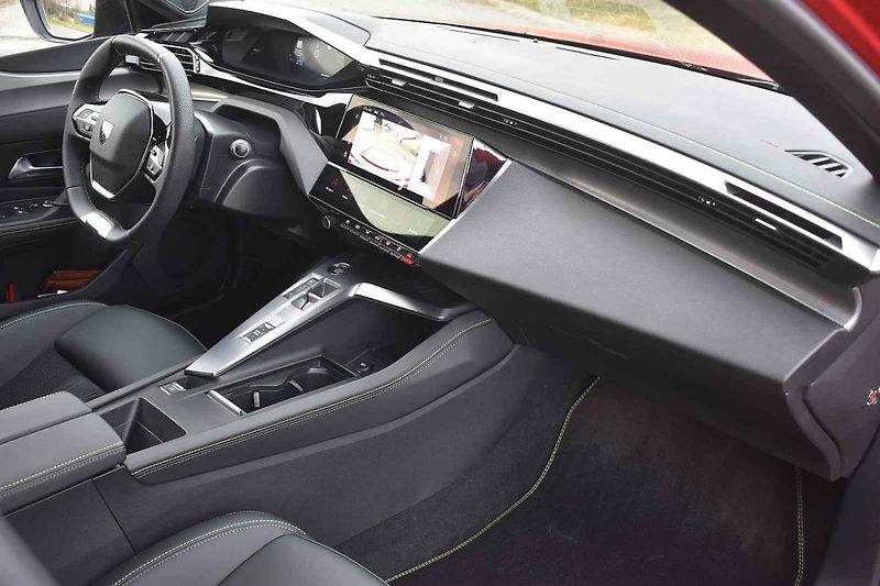 Peugeot 408 je solidně prostorný rodinný vůz s atraktivním vzhledem
